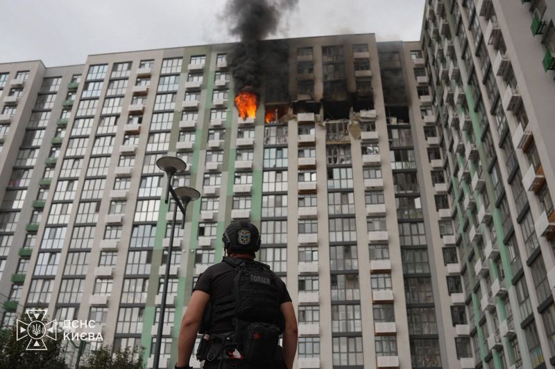 В Києві ворожий БпЛА вдарив в житлову багатоповерхівку - фото