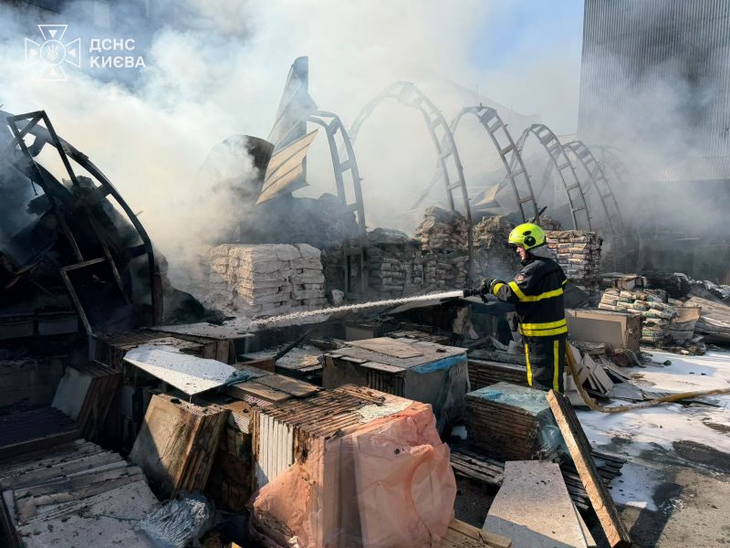 Рашисти атакували будівельний магазин в Києві, є загиблі - фото