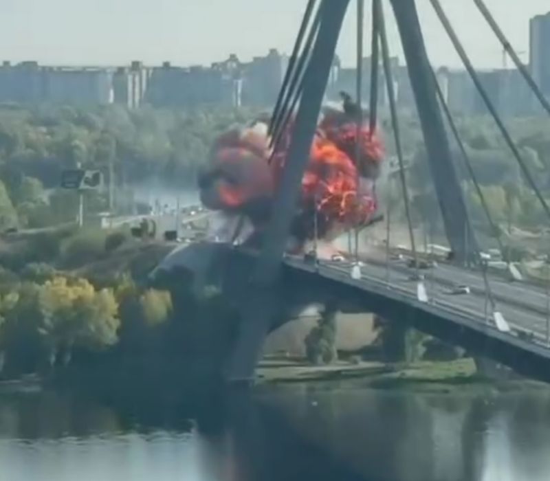 Рашисти знову вдарили по Північному мосту в Києві - фото