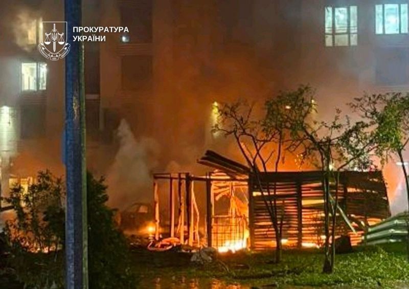 В Києві російський дрон вдарив у двір багатоповерхівки: загинули дві людини - фото