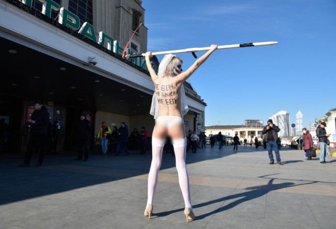 активистка Femen на фото 1