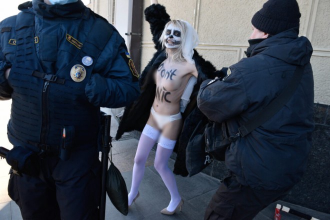 активистка Femen на фото 2