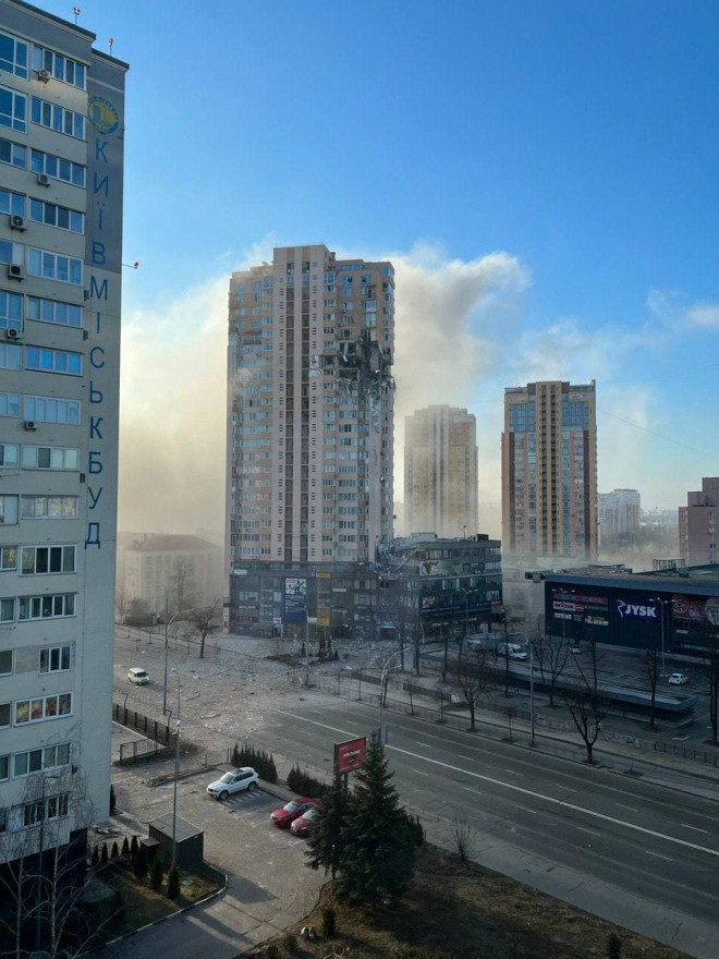 обстріляли багатоповерхівку в Києві на Лобановського фото 3
