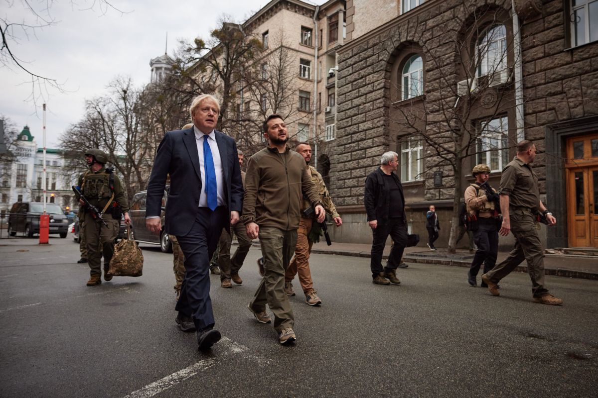 Зеленский и Джонсон гуляют по Киеву на фото 1