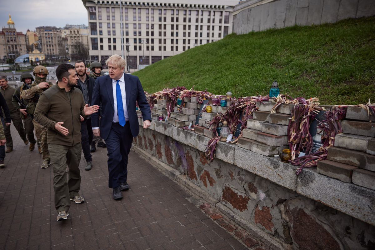Зеленский и Джонсон гуляют по Киеву на фото 2
