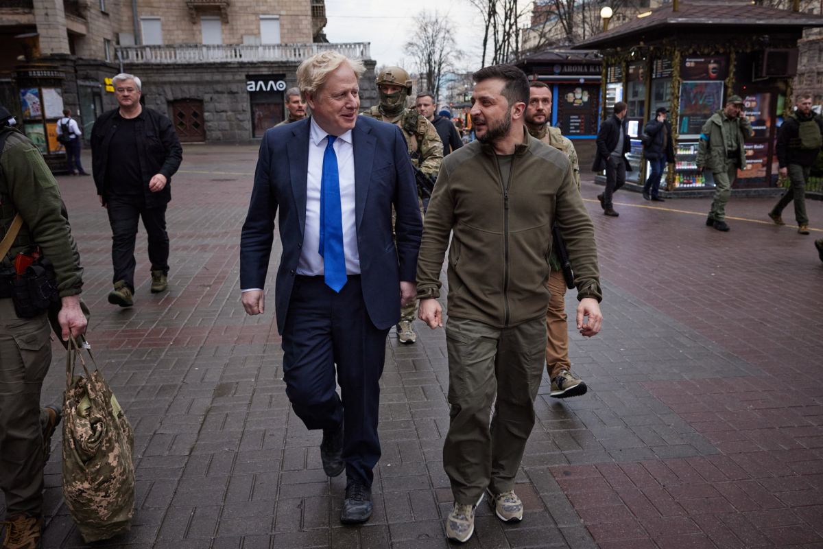 Зеленский и Джонсон гуляют по Киеву на фото 4