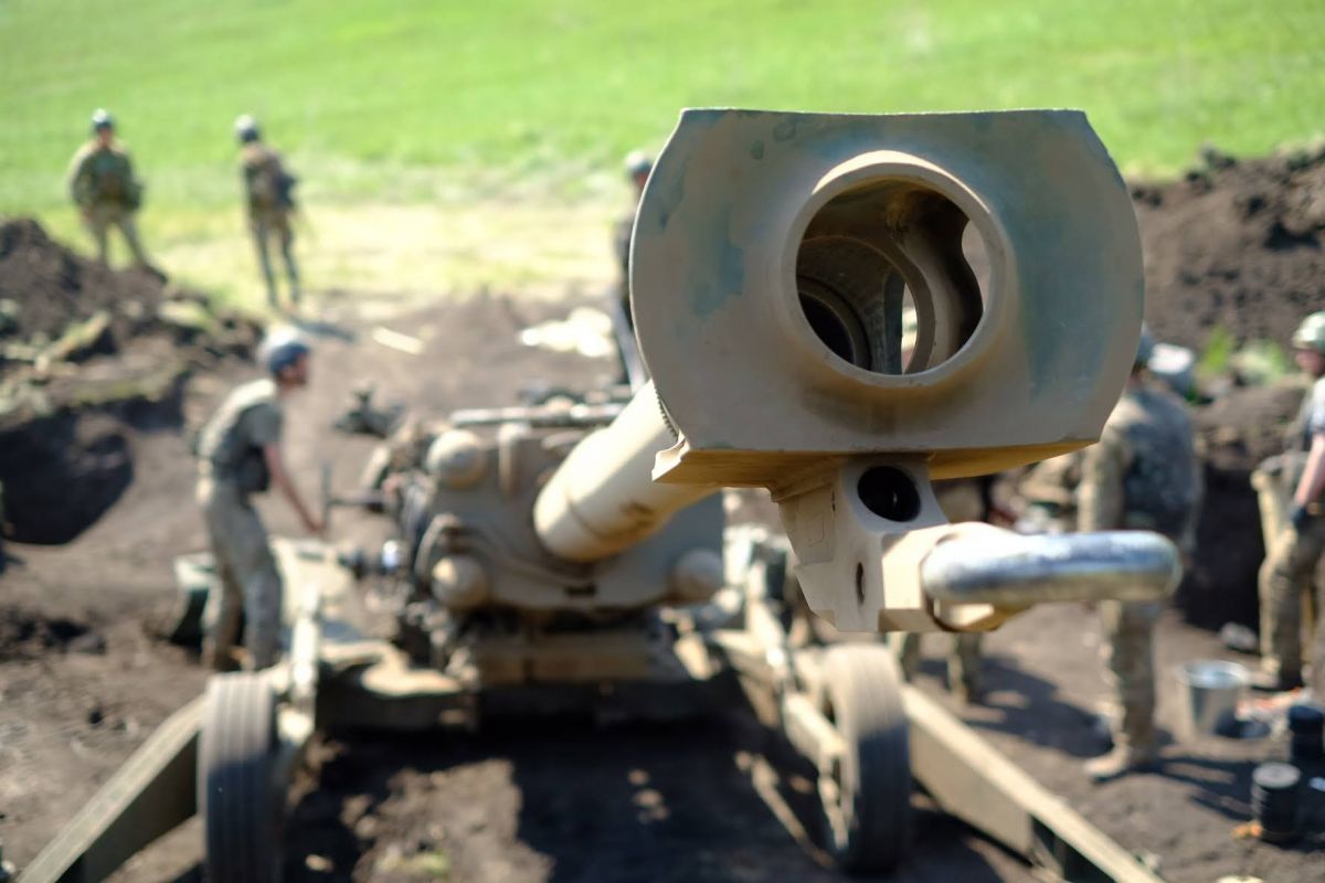 украинские военные работают с гаубицей М777 на фото 1
