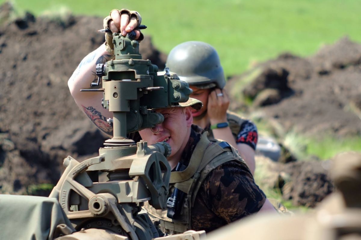 украинские военные работают с гаубицей М777 на фото 2