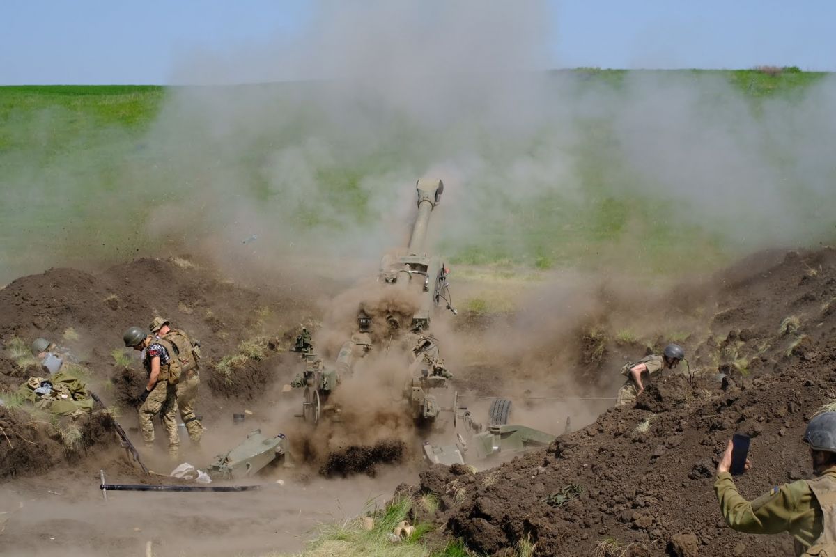 украинские военные работают с гаубицей М777 на фото 6