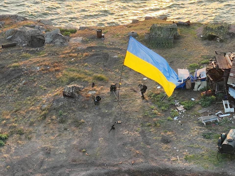 українські прапори на острові Зміїному на фото 1
