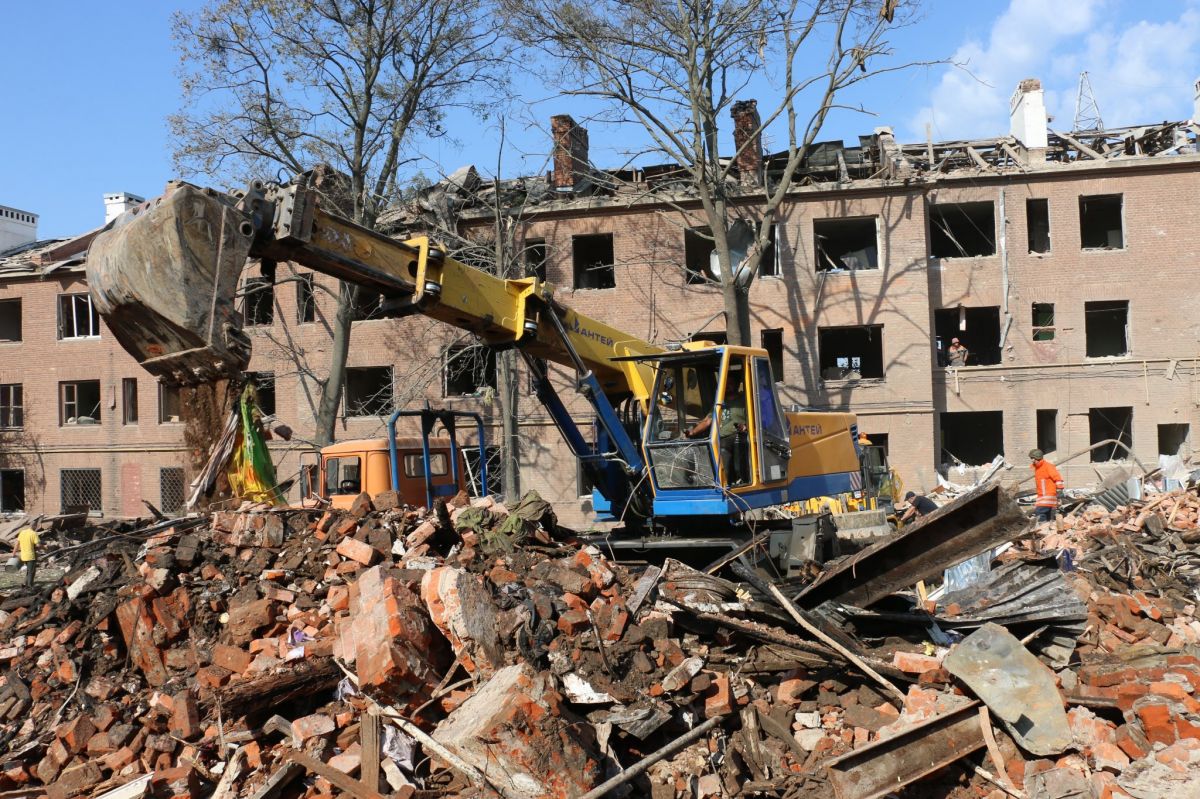 последствия удара по общежитию в Харькове на фото 3