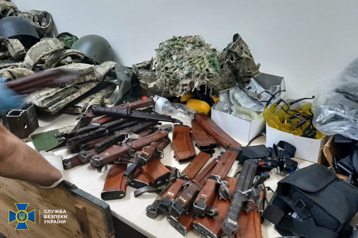 арсенал незарегистрированного оружия в Киеве на фото 2