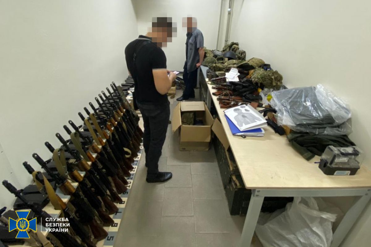 арсенал незарегистрированного оружия в Киеве на фото 3