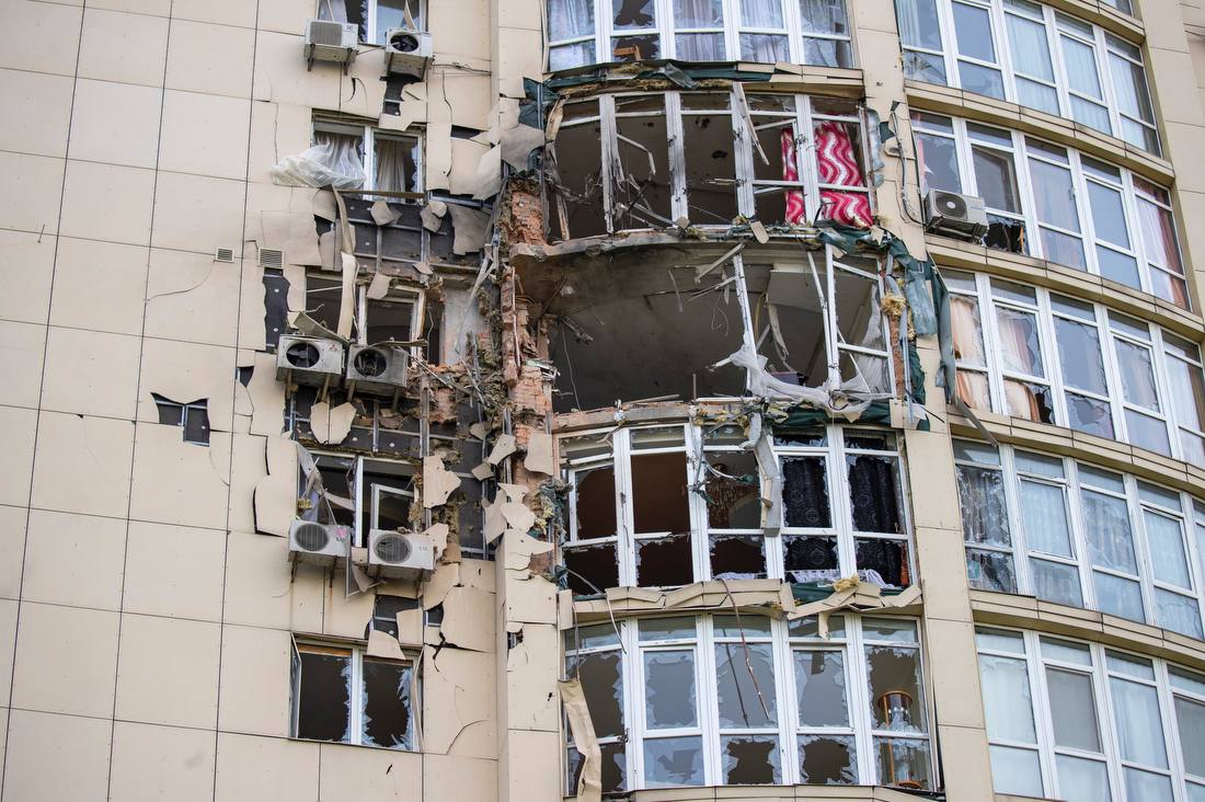 последствие попадания российского дрона в многоэтажку в Киеве на фото 1