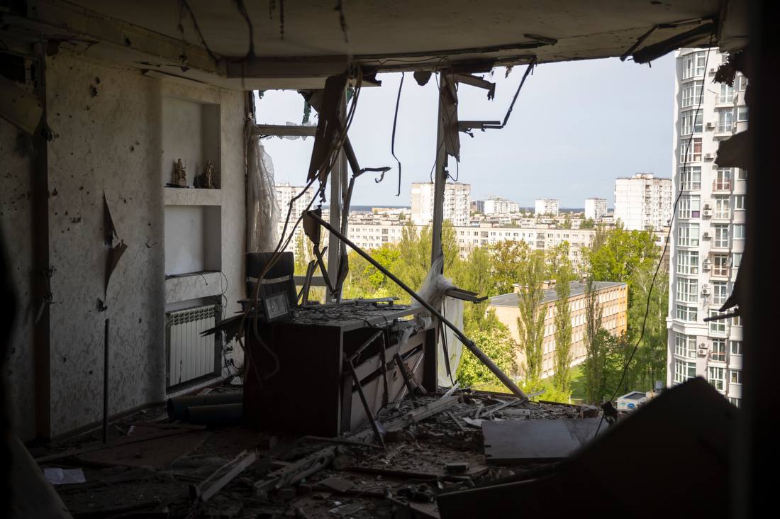 последствие попадания российского дрона в многоэтажку в Киеве на фото 2