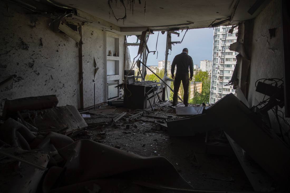 последствие попадания российского дрона в многоэтажку в Киеве на фото 3