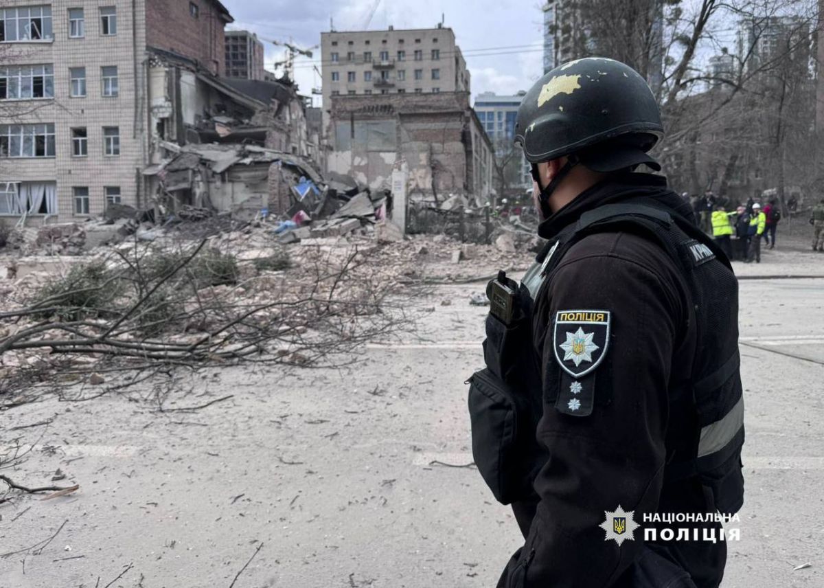 последствия удара баллистикой по Киеву