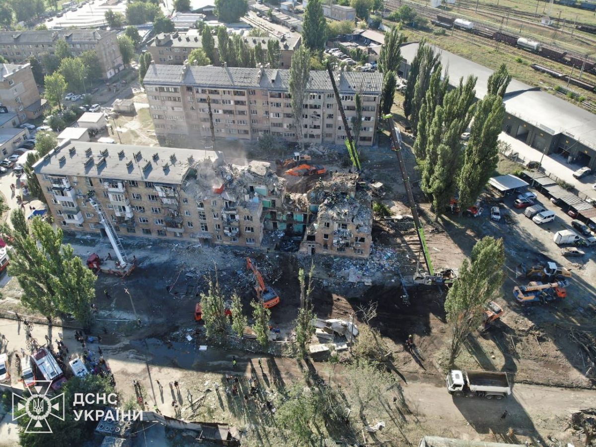 зруйнований росіянами житловий будинок в Києві