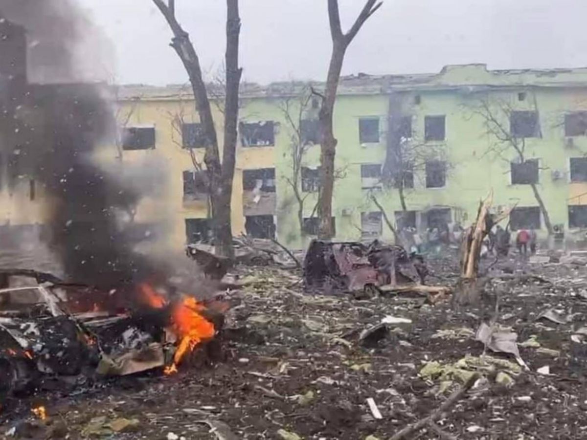 руйнування в пологовому відділенні в Маріуполі