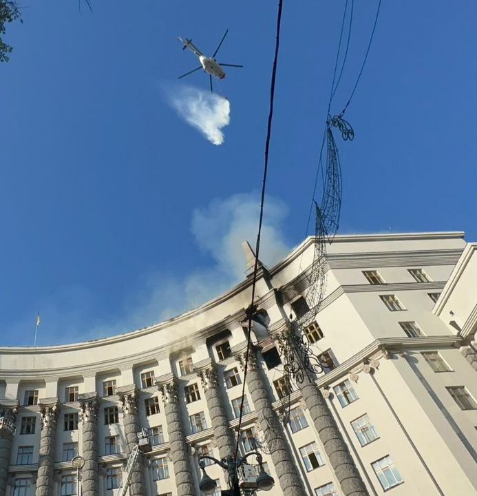 поврежденное здание Кабмина 1