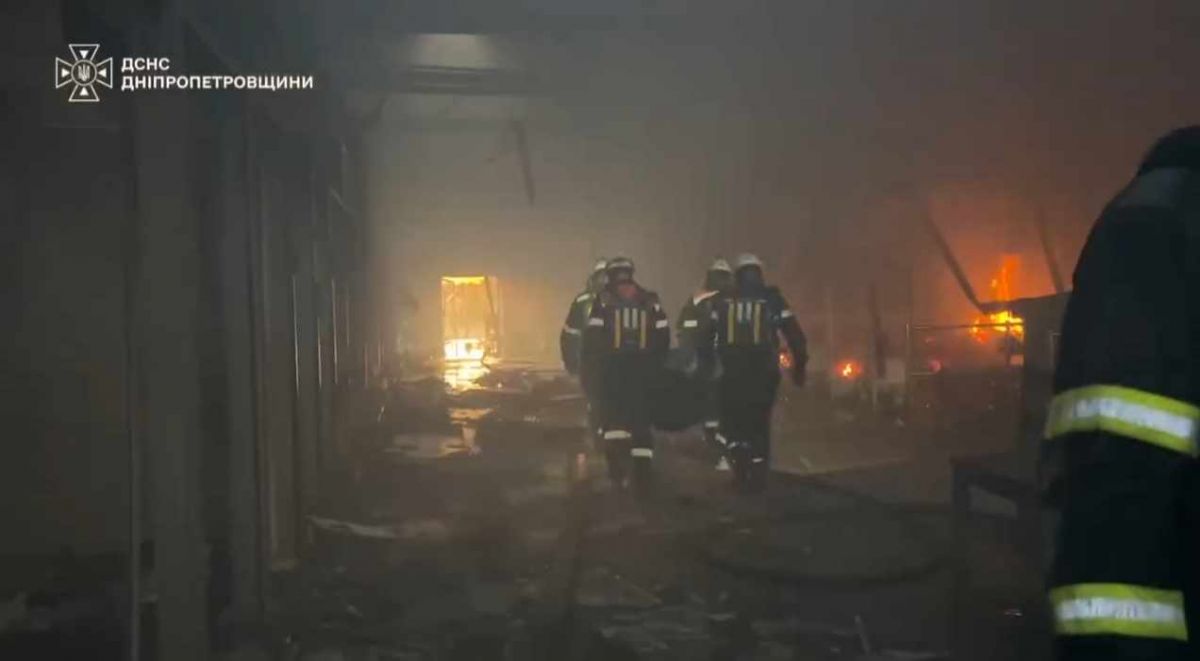 спасатели выносят погибшего