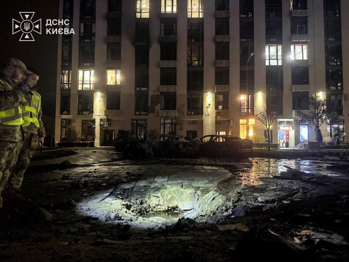 вирва від вибуху російського БпЛА у дворі багатоповерхівки в Дарницькому районі Києва