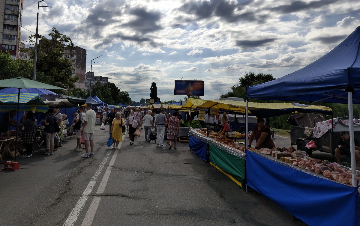 ярмарок на Закревського в Києві