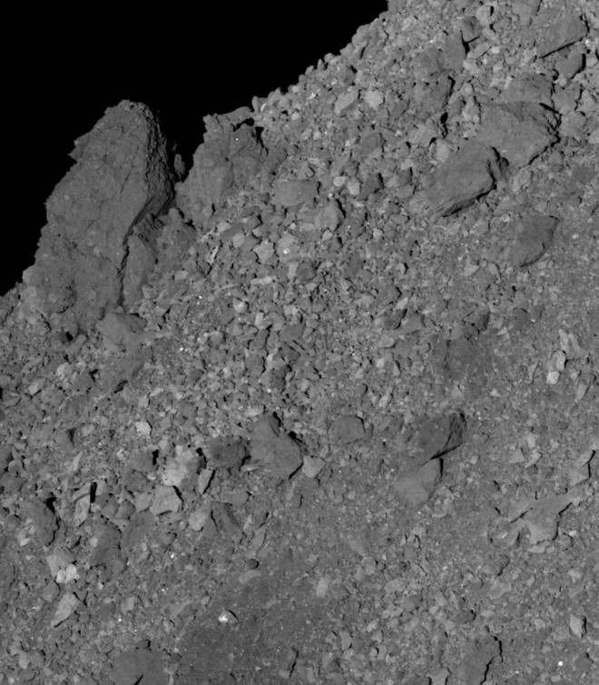 поверхность астероида Бенну, засыпанная камнями