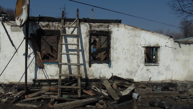 поврежденный дом в результате обстрела, фото