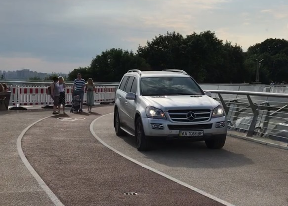 позашляховик Мерседес на вело-пішохідному мосту в Києві