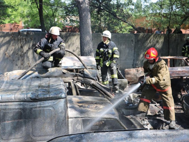 пожежа на штрафмайданчику у Києві на Столичному шосе, фото 2