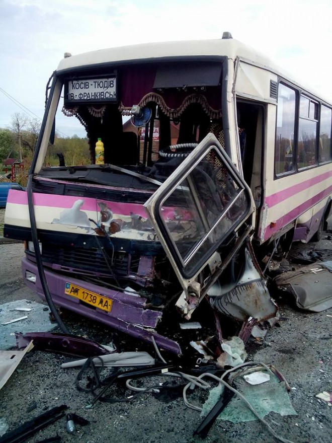 аварія маршрутного автобуса і легковика на Коломийщині на фото 1