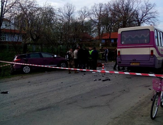 аварія маршрутного автобуса і легковика на Коломийщині на фото 3