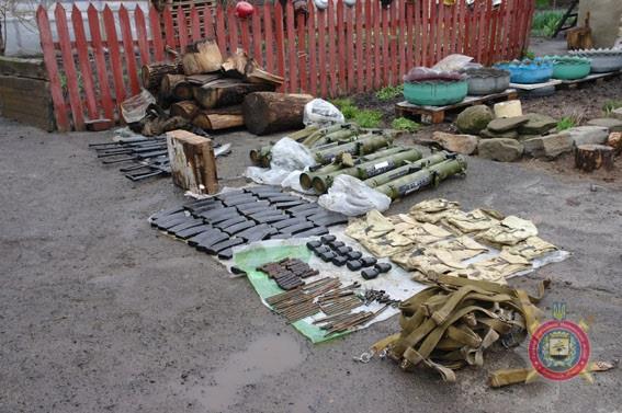 російська зброя, вилучена при затриманні бойовиків з Бахмута на фото 1