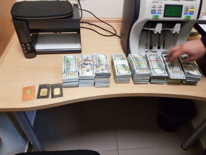 открыв подпольные обменники жители Донбасса финансировали террористов, изъятые средства на фото 3