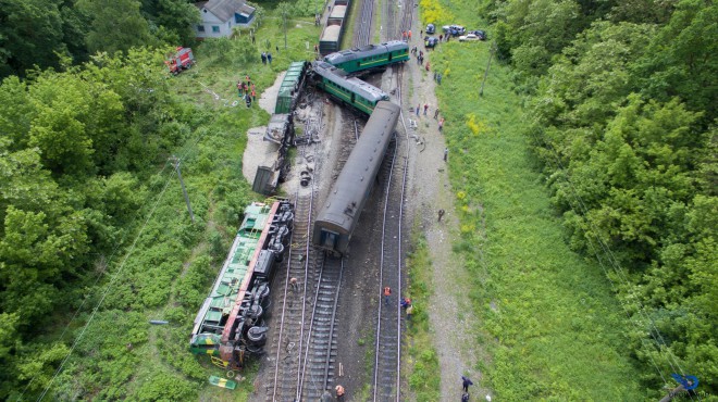 на Хмельниччині пасажирський потяг зіткнувся з вантажним на фото 1
