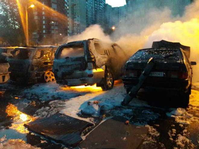 пожар на автостоянке на Троещине на Данькевича на фото 1