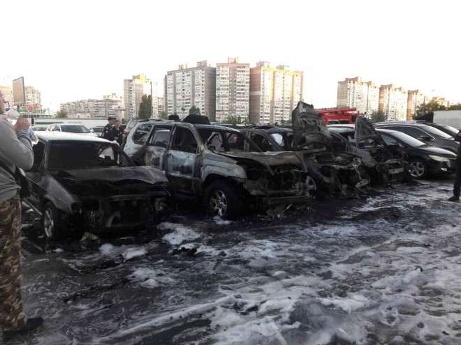 пожар на автостоянке на Троещине на Данькевича на фото 2