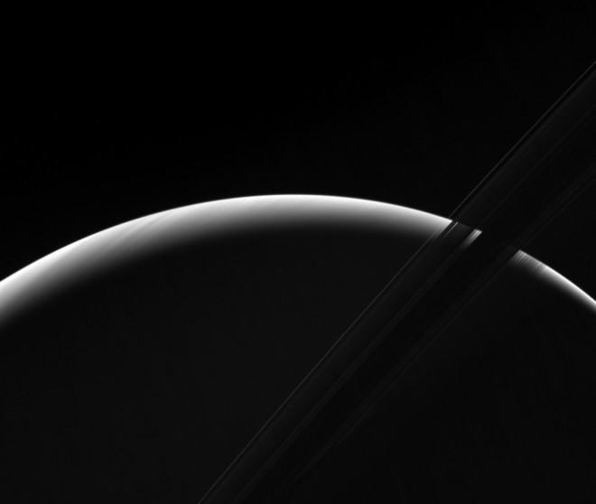 Сатурн с освещенным краем на снимке, сделанном космическим аппаратом Кассини