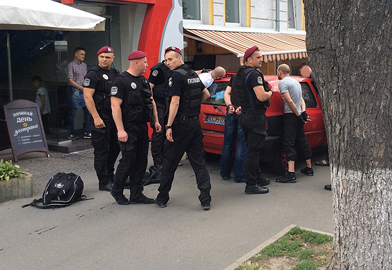 задержание в Киеве провокаторов, пытавшихся совершить акцию у консульства Польши, на фото 2