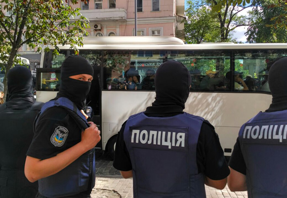 затримання у Києві провокаторів, які намагалися вчинити акцію біля консульства Польщі, на фото 5