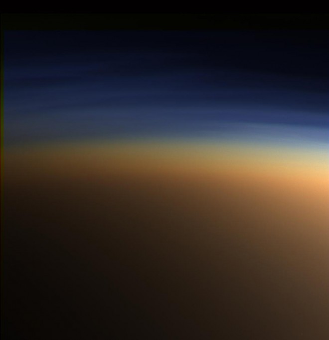 верхня атмосфера Титана на фото