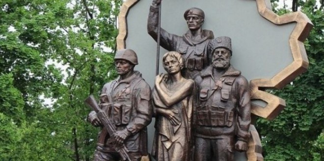 памятник террористам в Луганске на фото