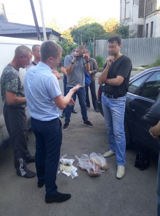 затримання СБУ при отриманні хабара у Луцьку на фото 1