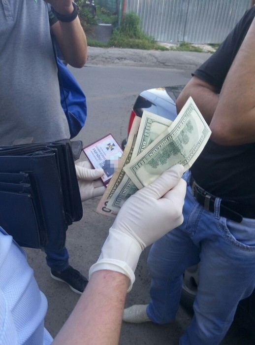 затримання СБУ при отриманні хабара у Луцьку на фото 2
