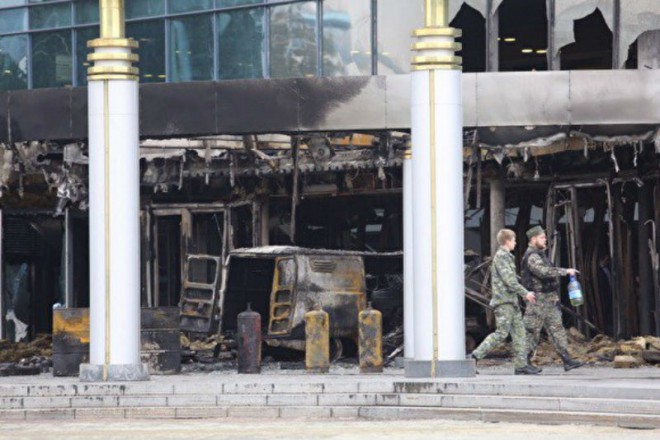 сгоревший вход в кинотеатр Космос в Екатеринбурге на фото