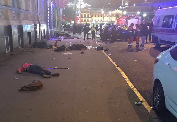 ужасная авария в Харькове - Лексус сбил людей на тротуаре, на фото 2