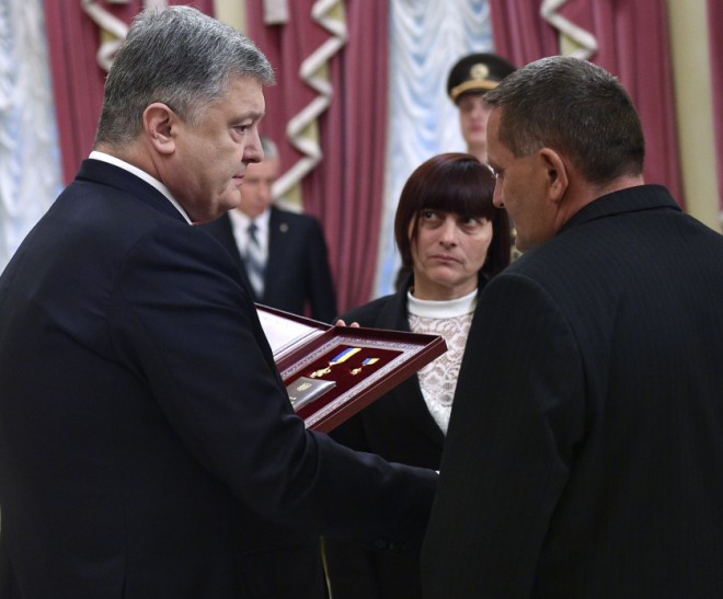 Порошенко вручає нагороду батькам загиблого Олександра Капуша на фото