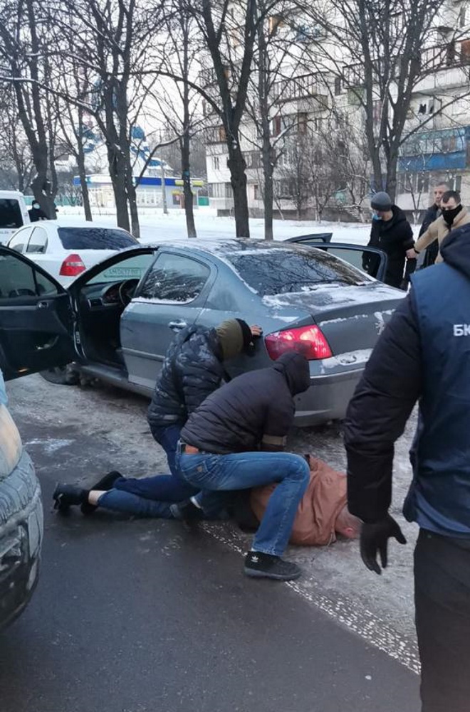 затримання поліцейського-вимагача у Києві на фото 1