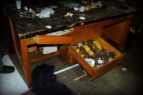горілка, якою грілися правоохоронці в Українському домі - фото